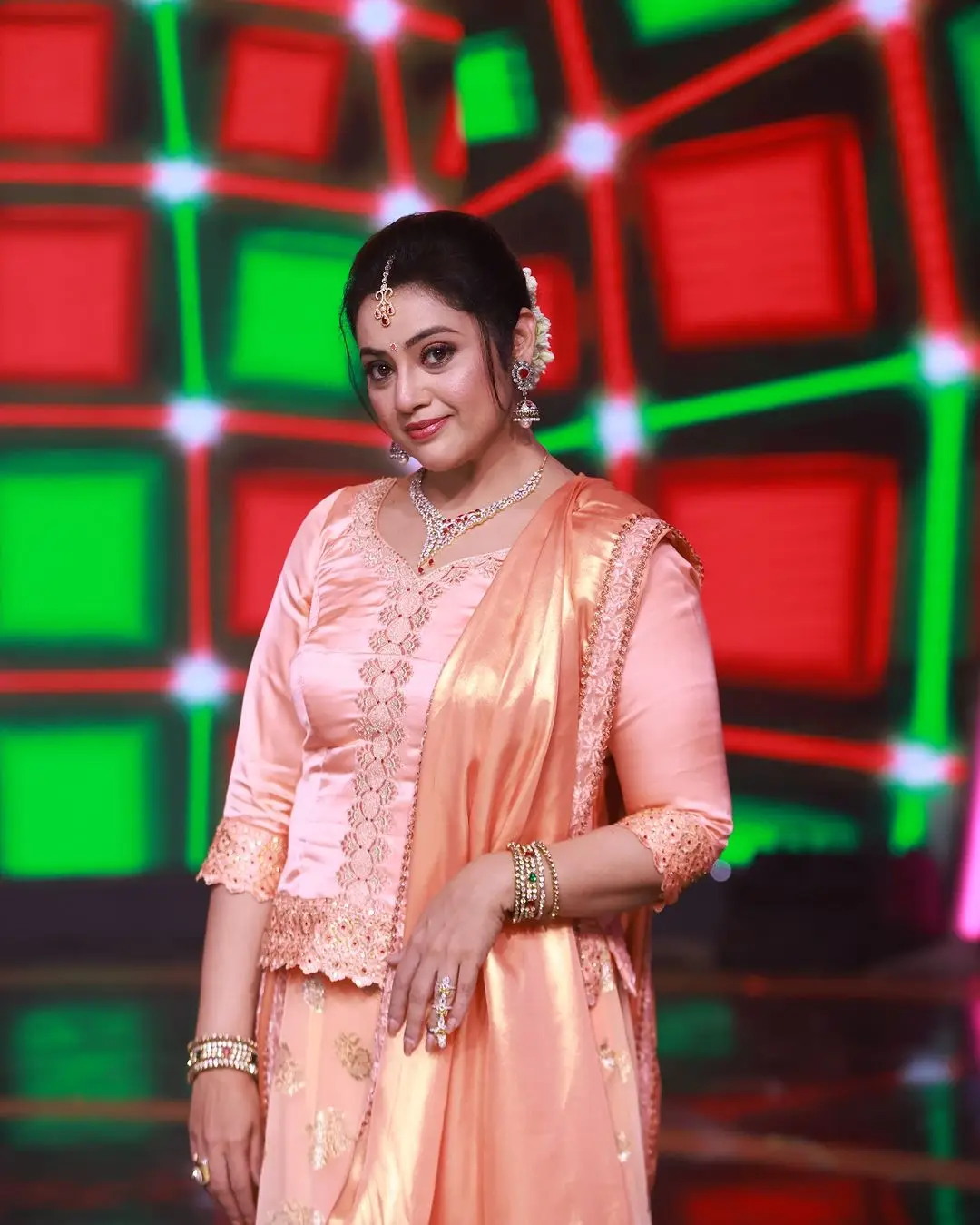 TELUGU TV ACTRESS MEENA STILLS IN PINK LEHENGA VONI 2